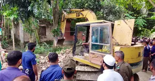 জমি উদ্ধার অভিযানে ইট-পাটকেলে আহত ভেকু চালক, আটক ১